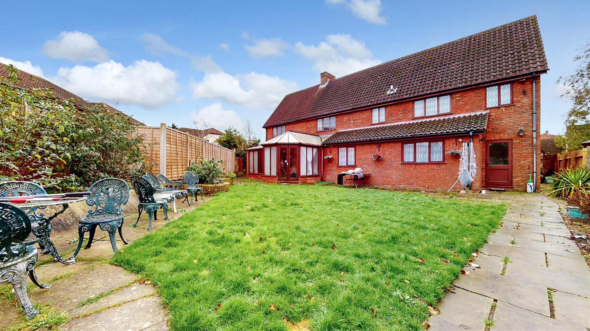 5 bed property in Willen Park Avenue., Milton Keynes